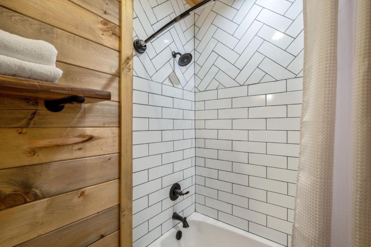 New / 3 King Suites / Sleeps12 / View / 5 Mi To Pf / Hot Tub 세비어빌 외부 사진