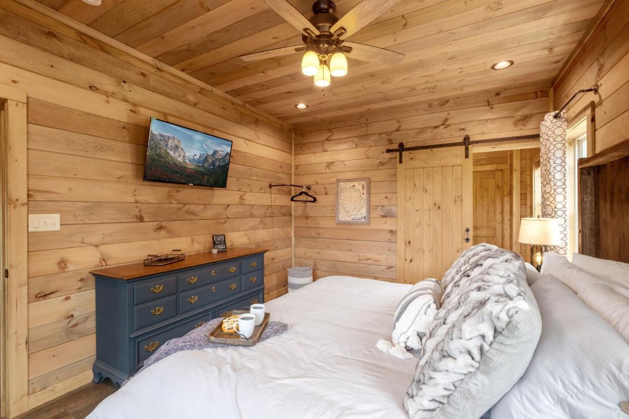 New / 3 King Suites / Sleeps12 / View / 5 Mi To Pf / Hot Tub 세비어빌 외부 사진