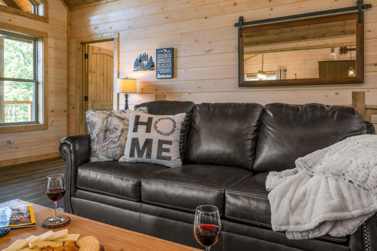 New / 3 King Suites / Sleeps12 / View / 5 Mi To Pf / Hot Tub 세비어빌 외부 사진