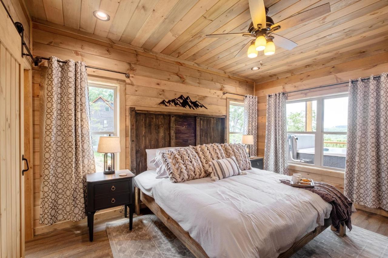 New / 3 King Suites / Sleeps12 / View / 5 Mi To Pf / Hot Tub 세비어빌 외부 사진
